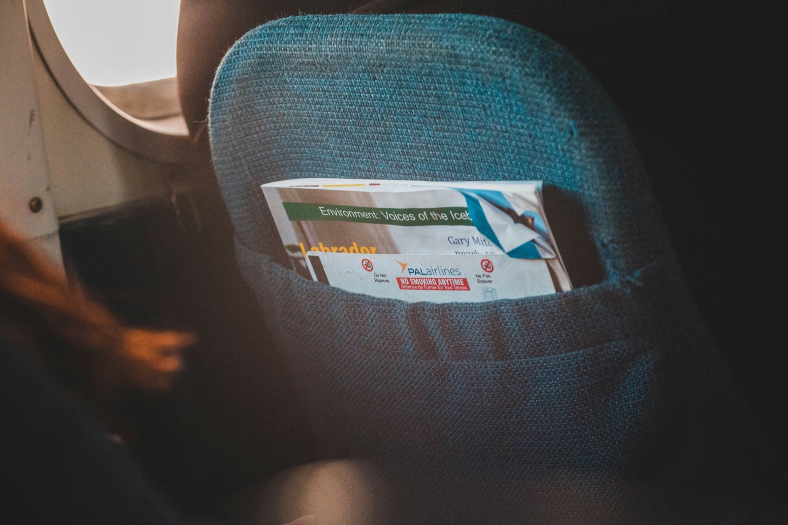 Vliegtuigstoel met zitpocket, waar je bij hidden city ticketing alleen handbagage onder mag zetten