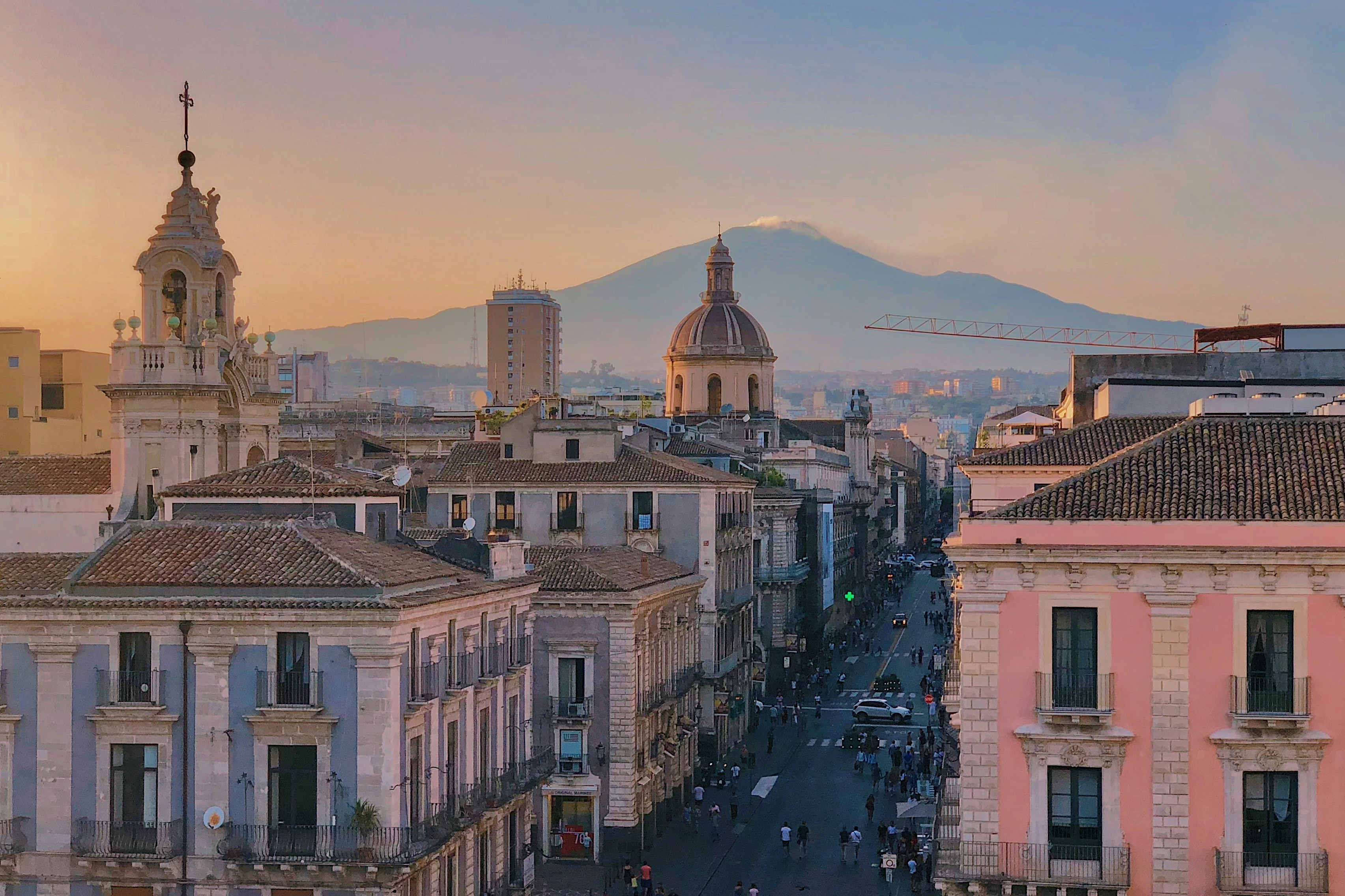 Barokke straat in Catania met de Etna op de achtergrond