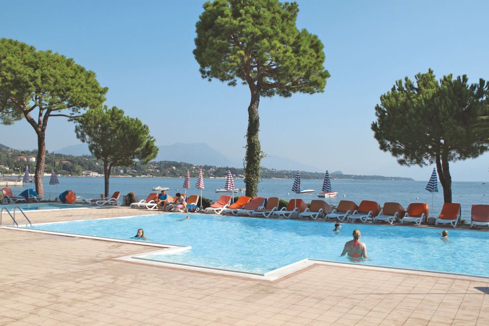 Front Lake Resort Le Corti del Lago